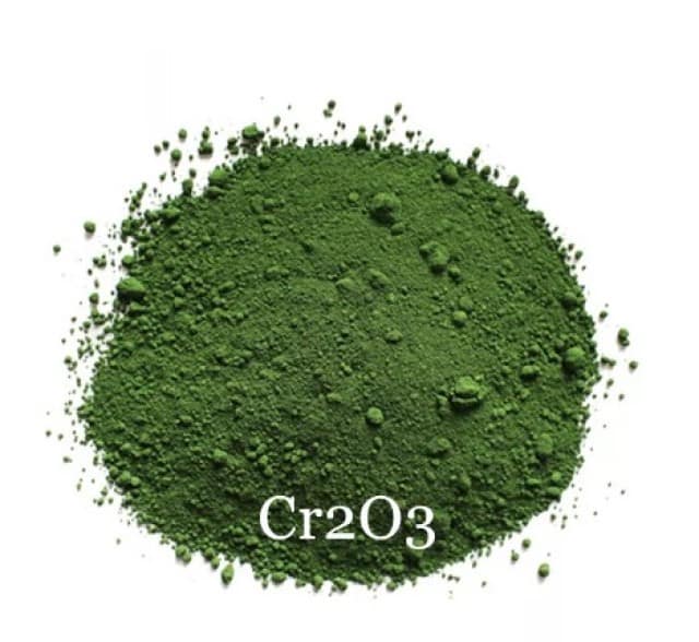 Cr2O3  tồn tại dưới dạng tinh thể và có màu lục thẫm